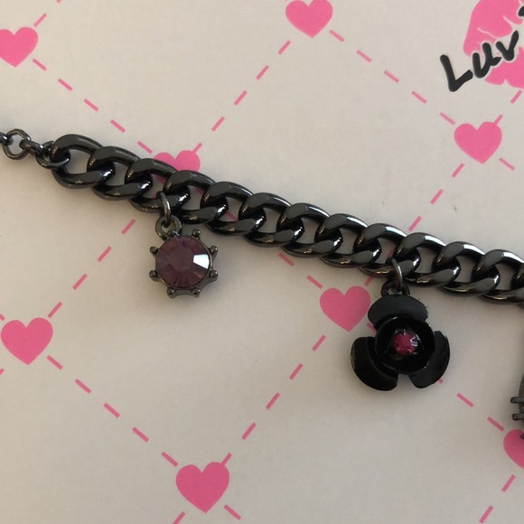 Betsey Johnson Gun Metal Tone Curb Link Cat & Flower Charm Bracelet NWT - Picture 4 of 16